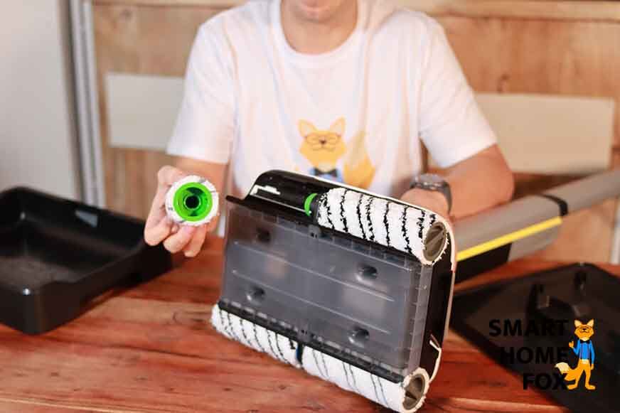 Резервуар для грязной воды беспроводной швабры Karcher FC 7 Premium и роликовые щетки. 